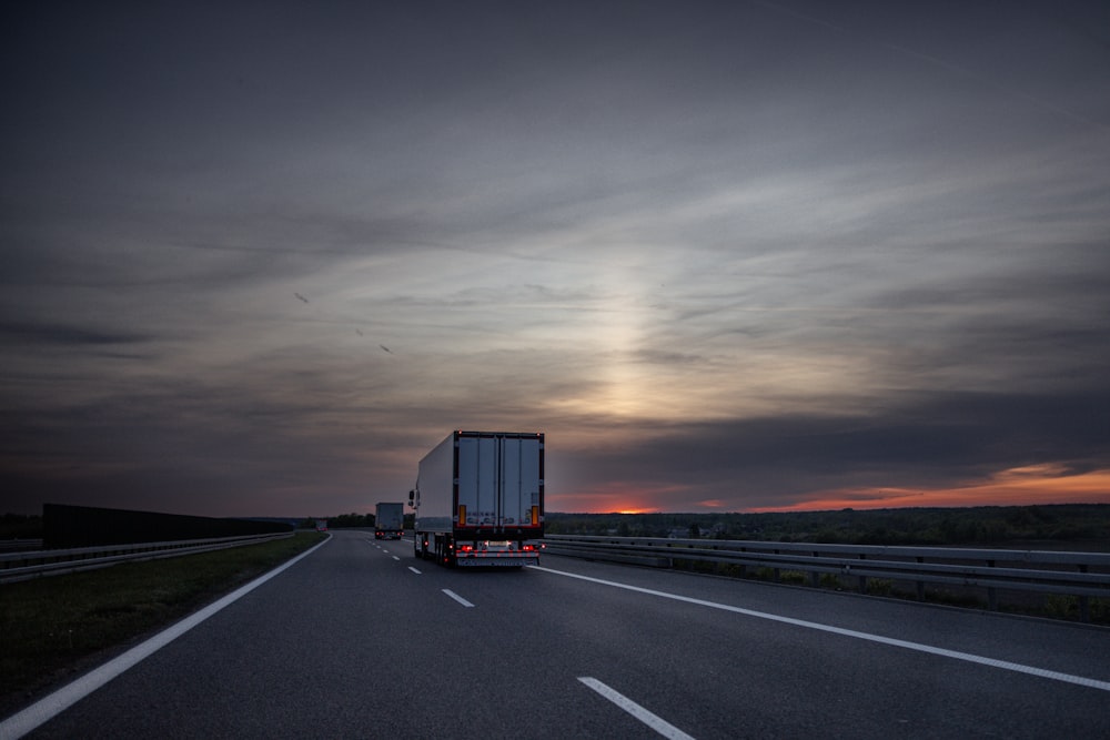 Caminhão em rodovia ao entardecer
